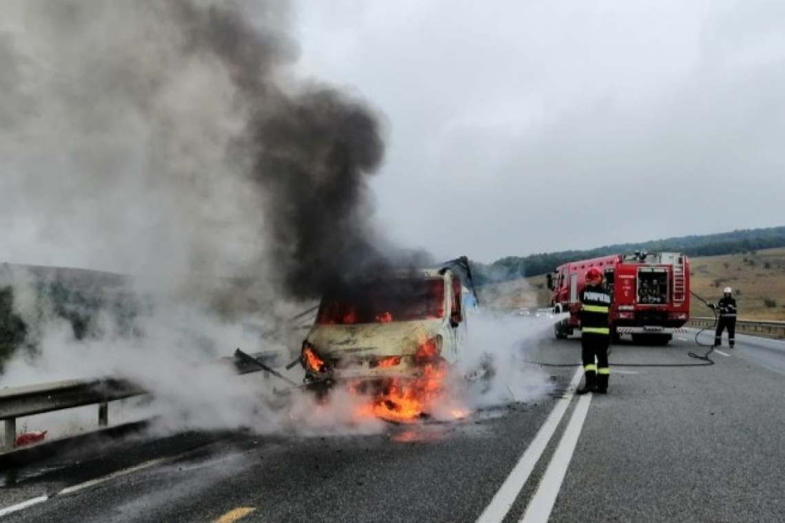 O dubă plină cu articole de papetărie a luat foc pe autostrada București-Ploiești