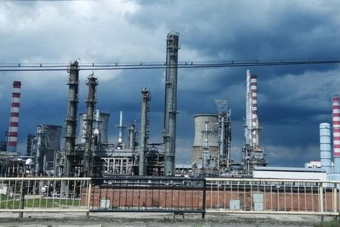 Aviz ploieștenilor din cartierul Mihai Bravu/ Astăzi, un turn de răcire al rafinăriei Petrotel LukOil va fi demolat!