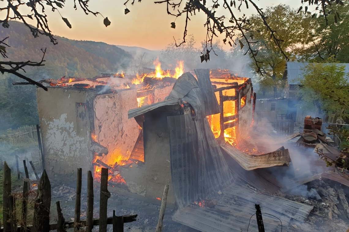 Una dintre puținele locuințe rămase în cătunul Plăiețu, din Măneciu, a fost mistuită de flăcări. Pompierii au ajuns cu barca în zonă