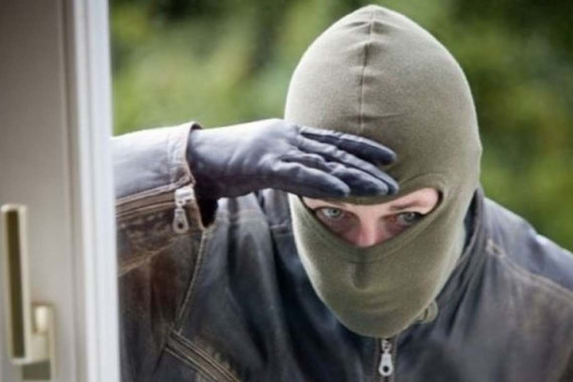 A fost prins hoțul de butelii și obiecte de uz casnic din Valea Călugărească