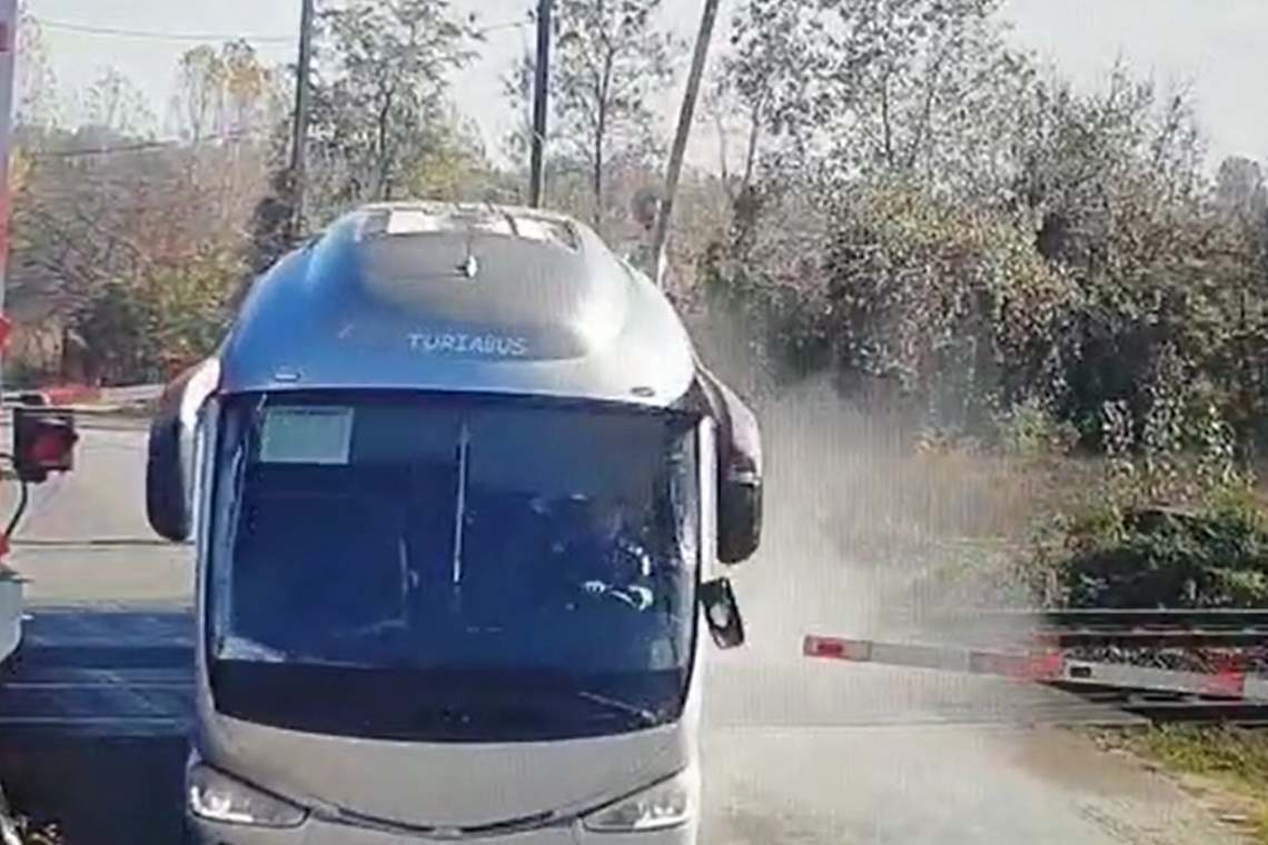 Un șofer de autobuz a forțat trecerea peste calea ferată, la Tinosu. A rămas fără permis pentru 90 de zile