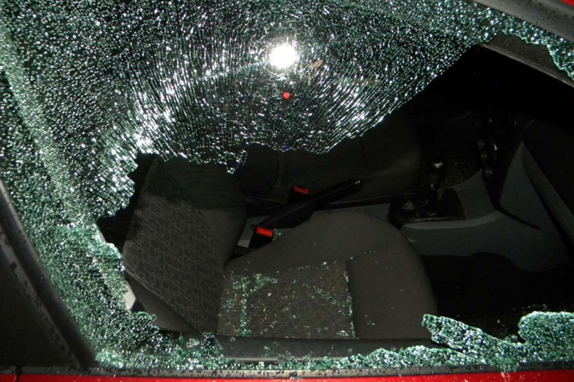 Ploieștean, reținut după ce i-a distrus mașina unui vecin, cu o bâtă. Află motivul disputei!