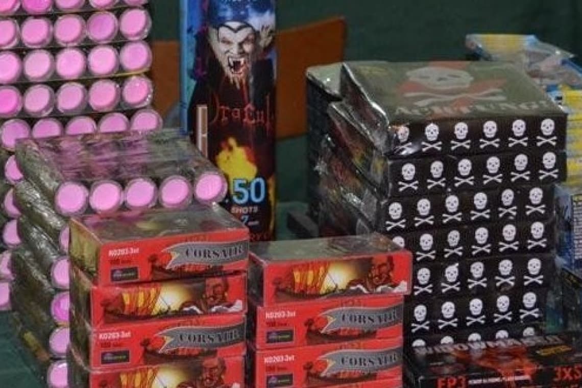 Zeci de kilograme de petarde și baterii de artificii, vândute din portbagaj, la Potigrafu. “Comerciantul“ s-a ales cu dosar penal