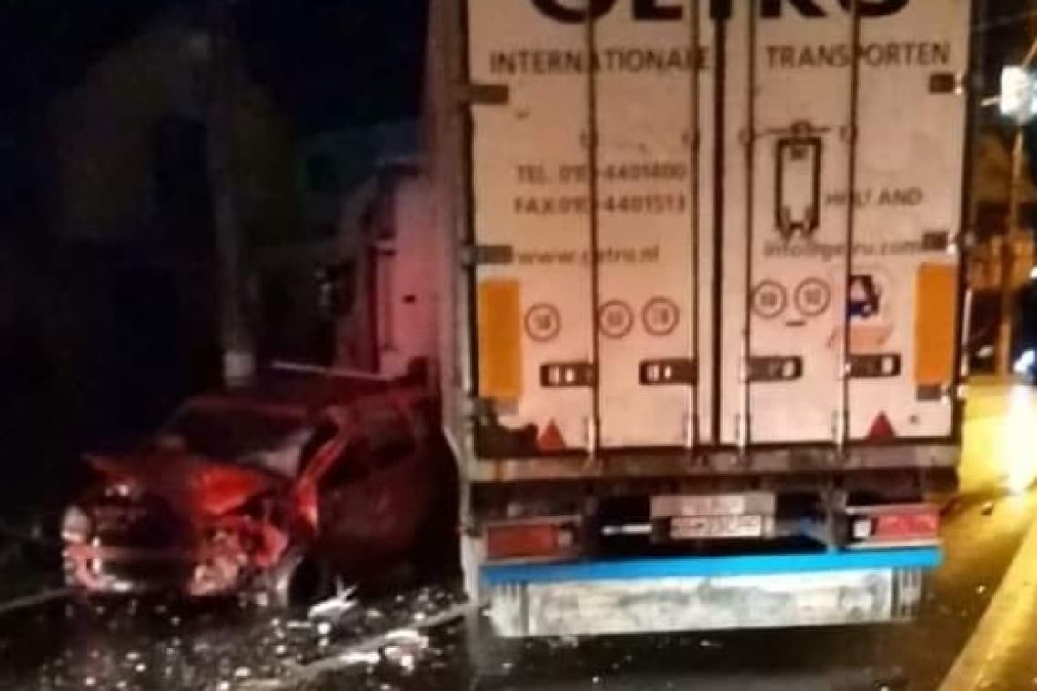Un TIR a intrat într-un autoturism, azi-noapte, la Bușteni. Traficul a fost întrerupt pe DN1