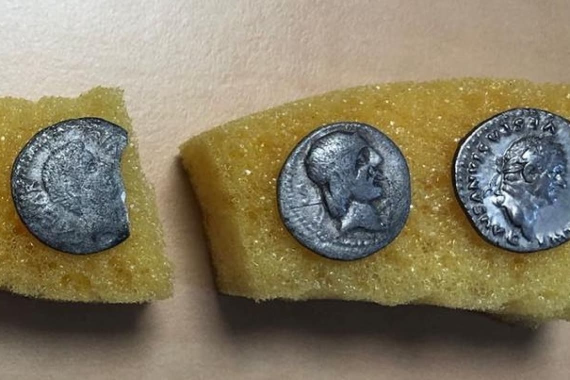 Monede și alte obiecte vechi, descoperite în zona Tabla Buții, din Cerașu