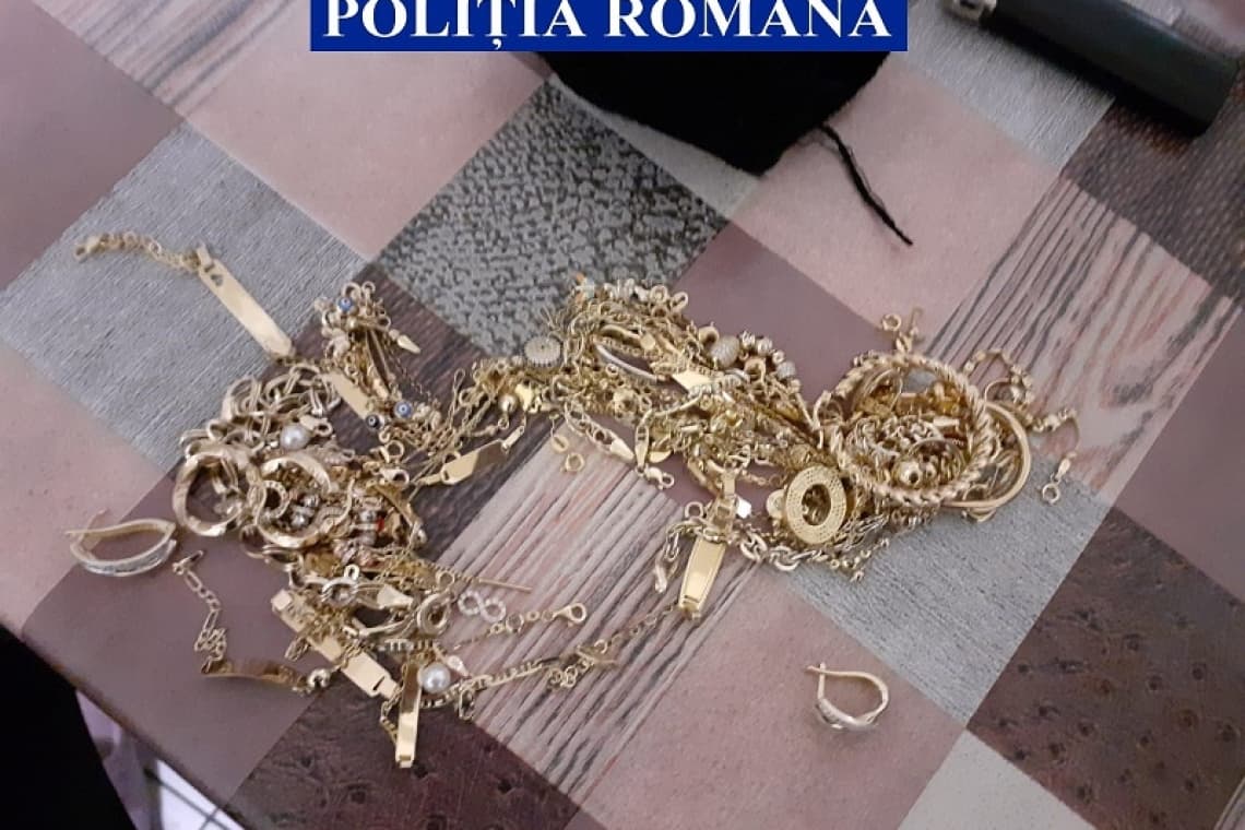 Percheziții în Ploiești/ Un tânăr a furat bijuterii din aur, după ce a amenințat cu cuțitul angajatele unei firme!