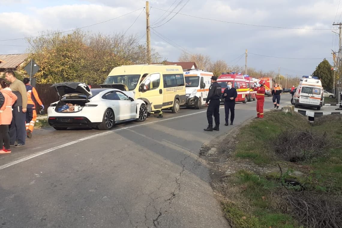 Patru copii răniți în accidentul de la Drăgănești, transportați la spital