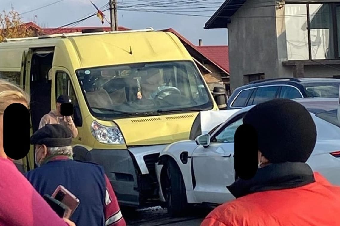 Plan Roșu de intervenție: Un microbuz școlar cu 17 copii, implicat într-un accident, la Drăgănești