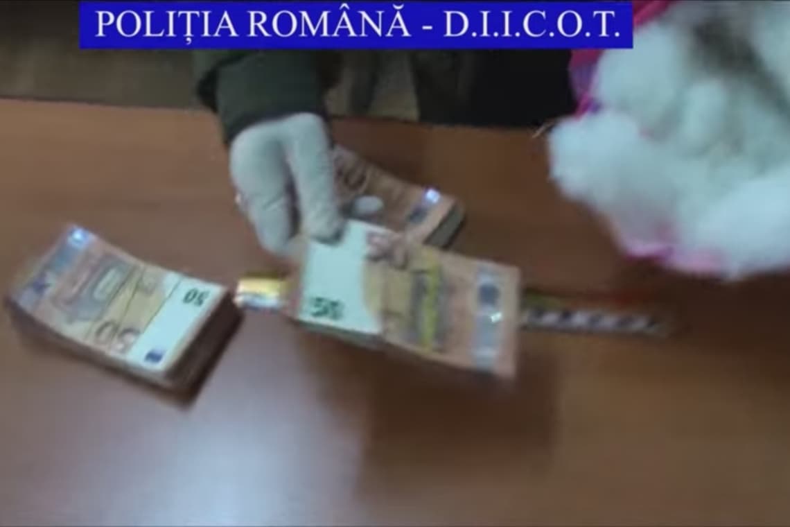 Video/ Trimitea în Italia euro falși, ascunși într-o pernă! 