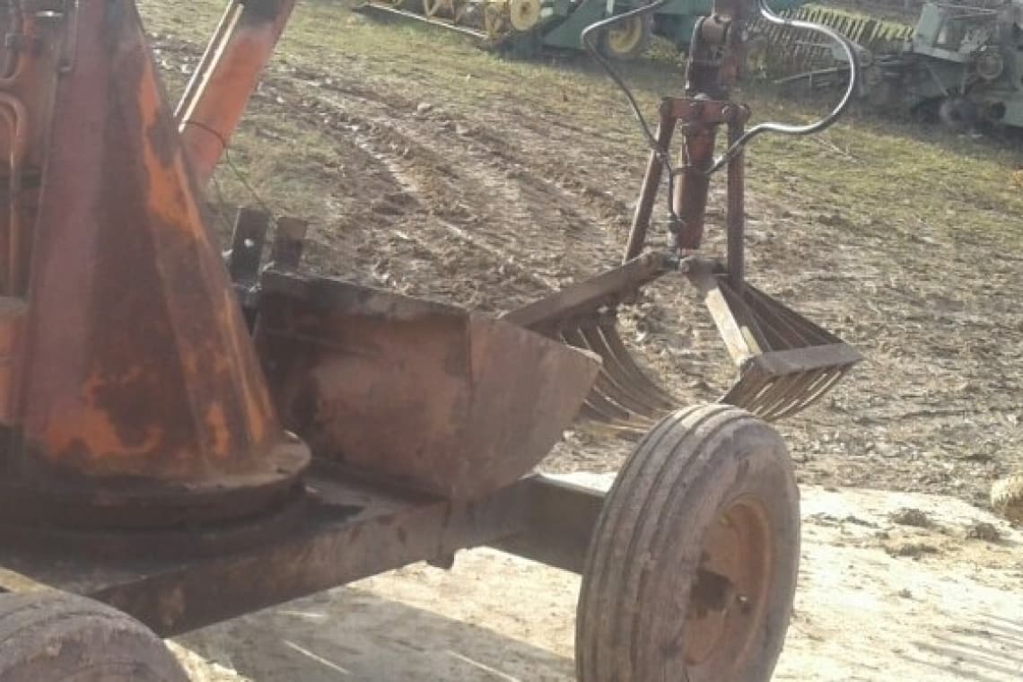Un bărbat a ajuns la spital, după ce s-a răsturnat cu un utilaj, la Cerașu