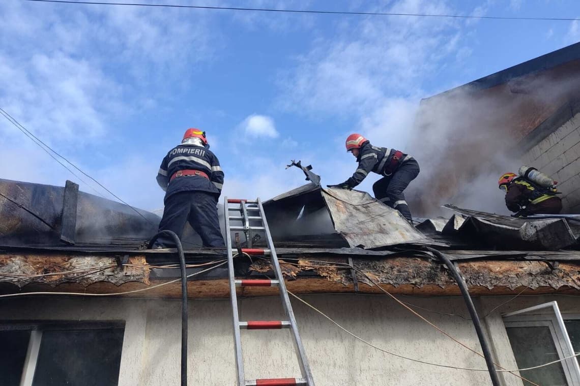 Animale carbonizate la Starchiojd și un acoperiș cuprins de flăcări la Brazi. Pompierii intervin pentru stingerea incendiilor