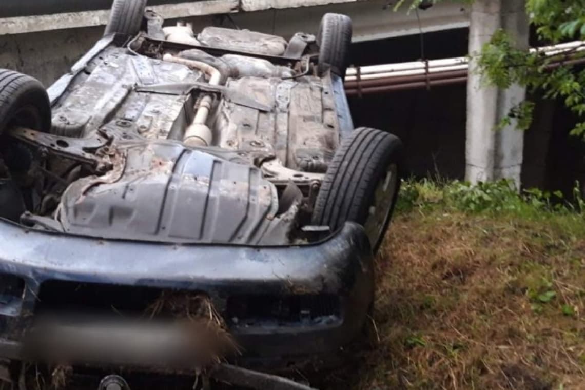 Tânăr din Prahova fără permis de conducere, reținut după ce s-a răsturnat cu o mașină cu număr fals de înmatriculare