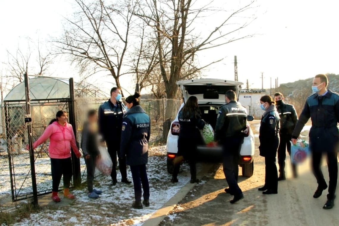 “Moșii“ de la Poliția Băicoi le-au făcut sărbătorile mai frumoase unor copii necăjiți
