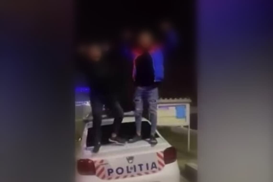 Noua modă printre teribiliști/ Trei tineri, sancționați de polițiștii din Câmpina, după ce s-au filmat cățărați pe o mașină de Poliție