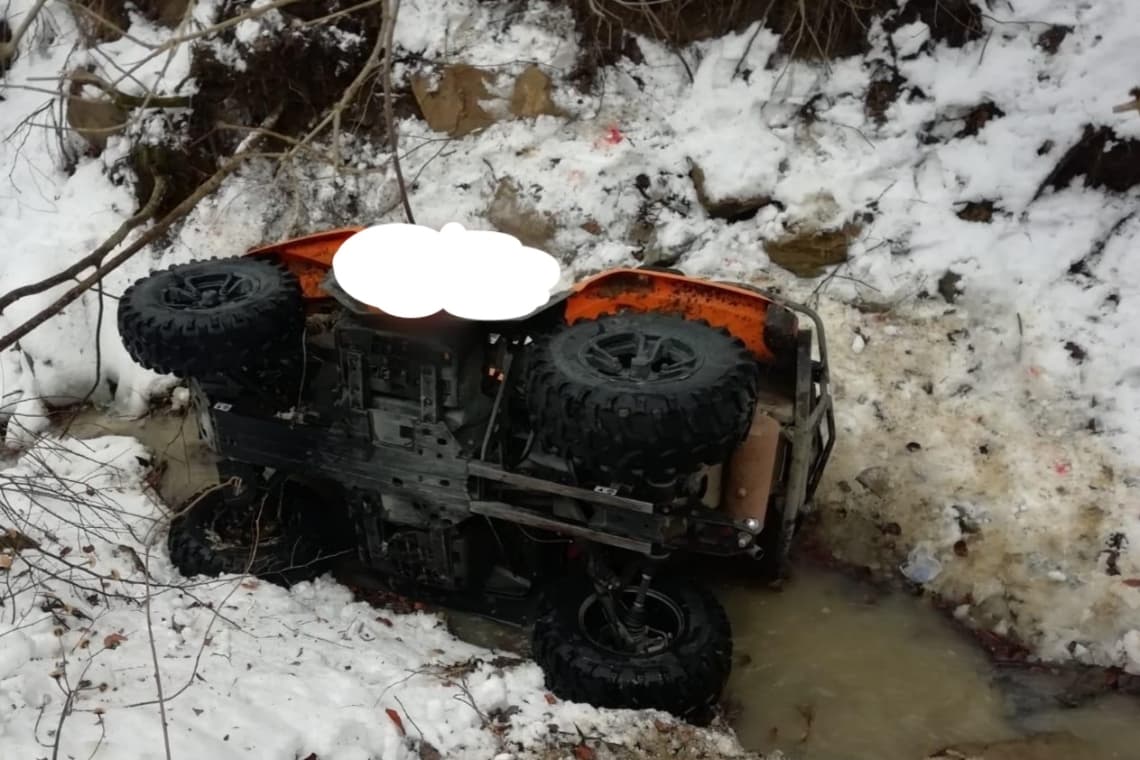 Un adolescent a suferit fracturi la picioare, după ce s-a răsturnat cu ATV-ul, la Bușteni
