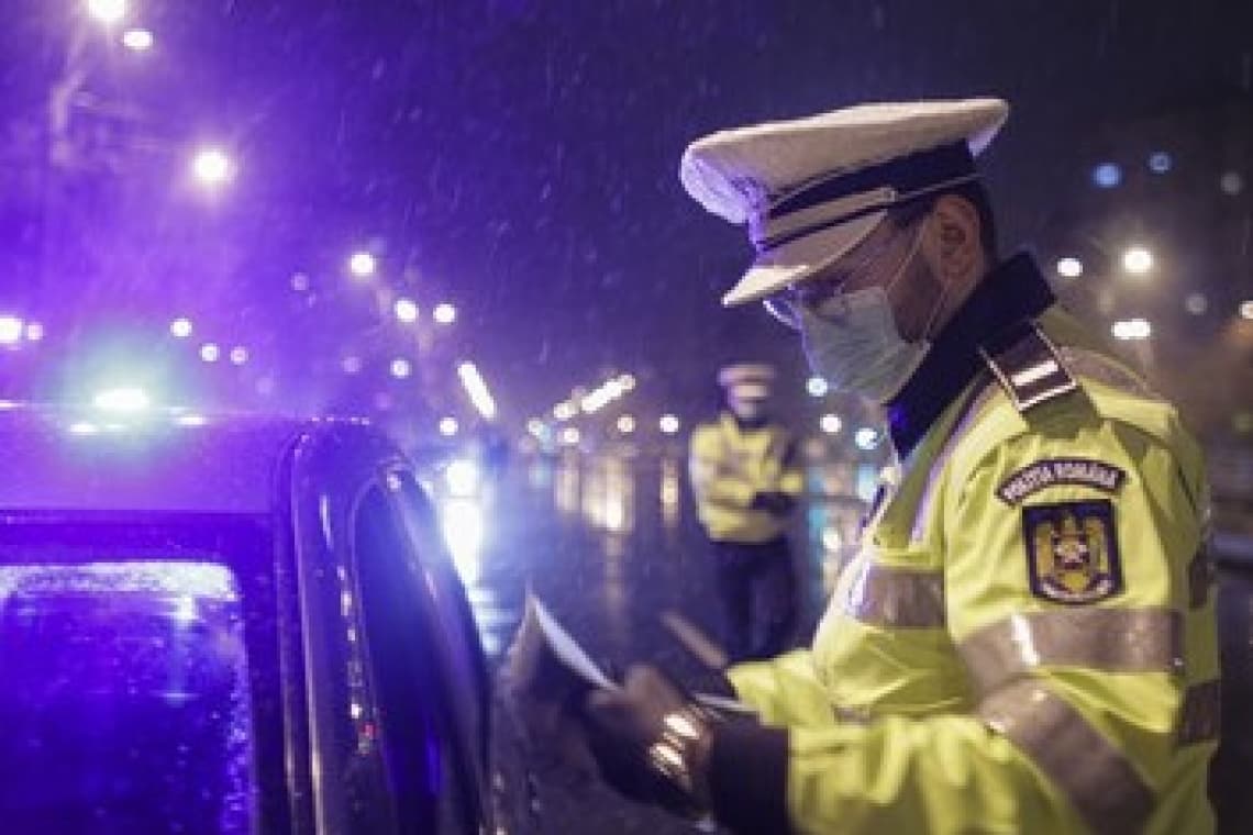 Un tânăr din Tomșani, fără permis de conducere, prins la volanul unei mașini, pe o stradă din Ploiești