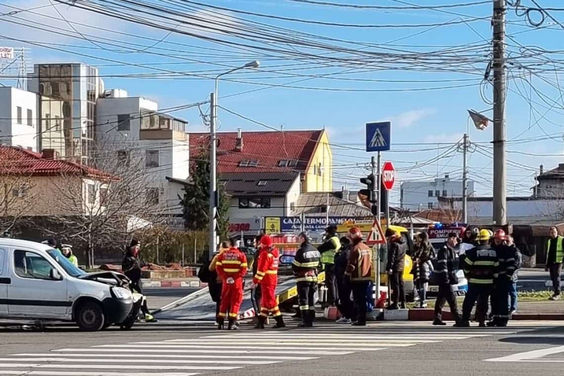 O femeie a ajuns la spital, după un accident produs într-o intersecție din Ploiești