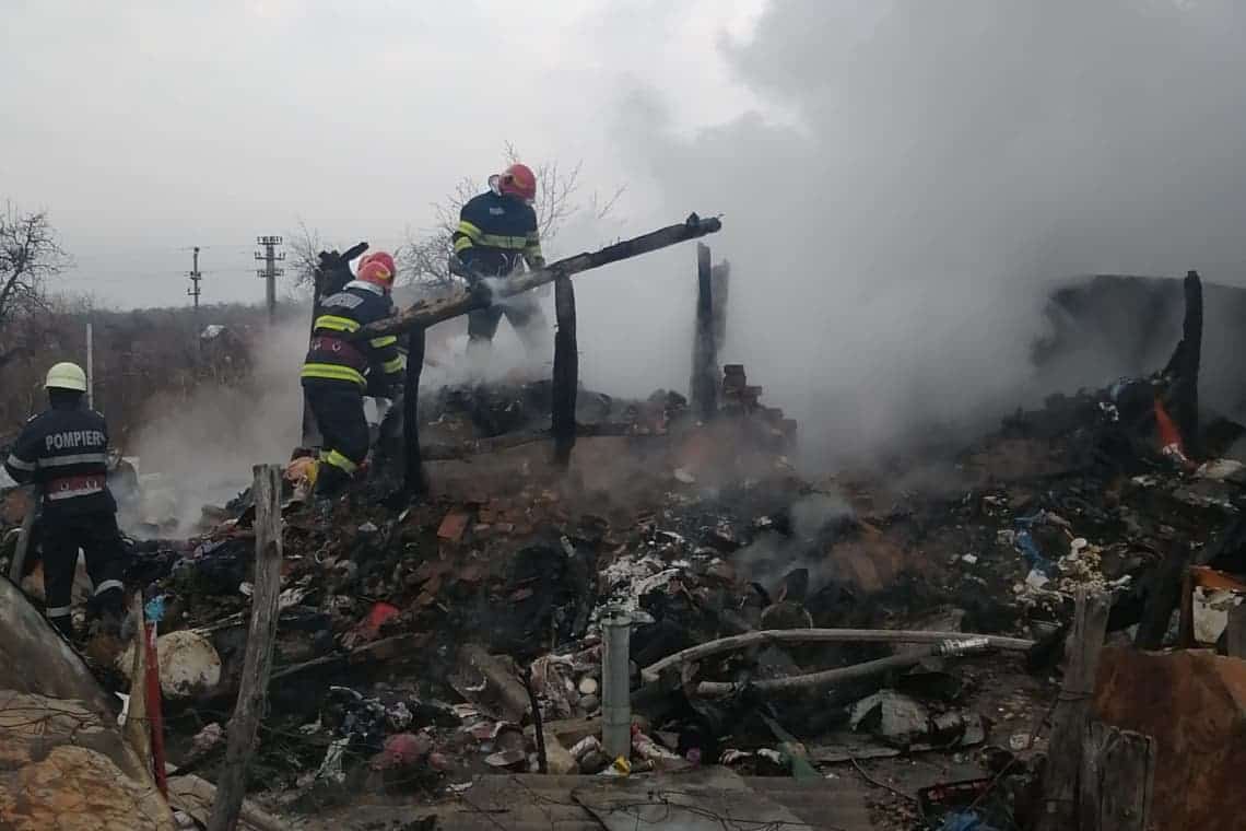 Casă mistuită de flăcări, în comuna Tătaru