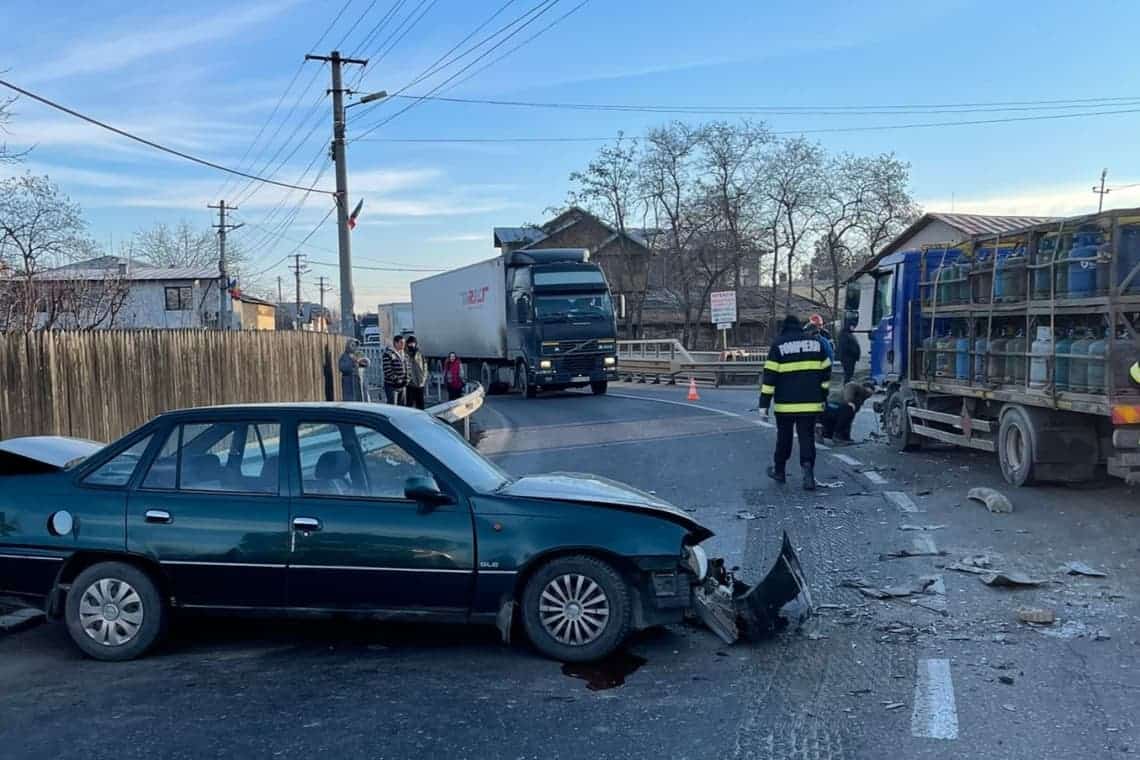 Video/Camion plin cu butelii, implicat într-un accident rutier, la Mizil
