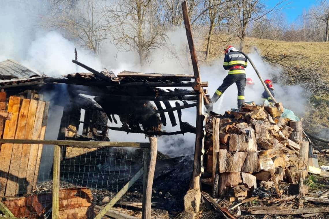 Incendiu în Filipeștii de Târg. Un băiat de 13 ani este rănit
