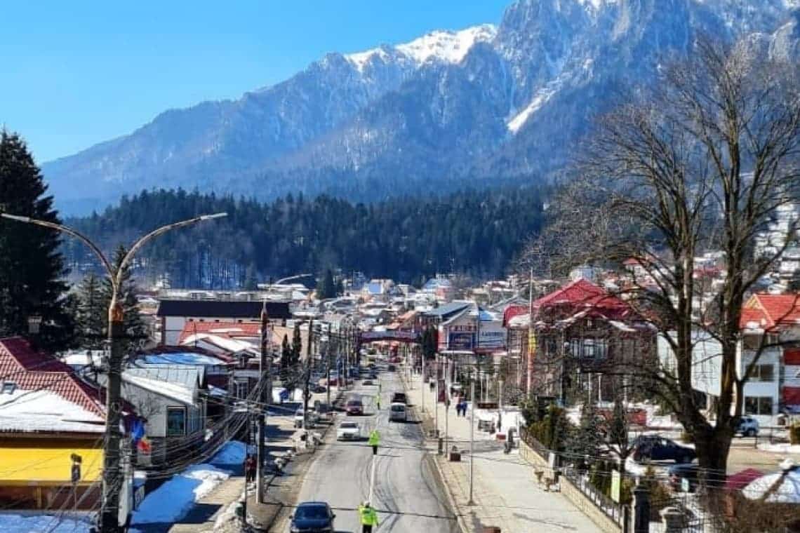 Valea Prahovei își dublează populația: coloane kilometrice pe DN1 și înghesuială pe pârtii. Imagini de pe domeniile schiabile