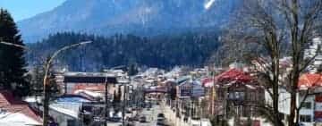 Valea Prahovei își dublează populația: coloane kilometrice pe DN1 și înghesuială pe pârtii. Imagini de pe domeniile schiabile