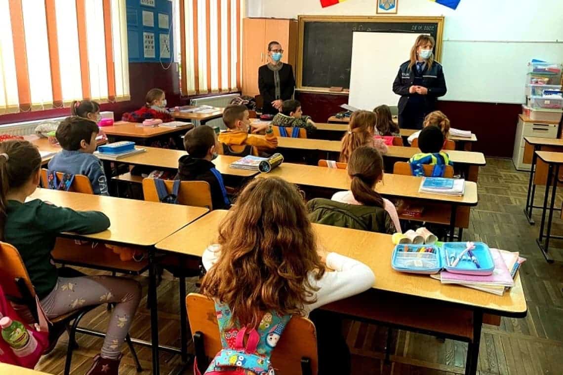 Fără violență în școli! Acțiune preventivă a polițiștilor în unitățile de învățământ din Prahova