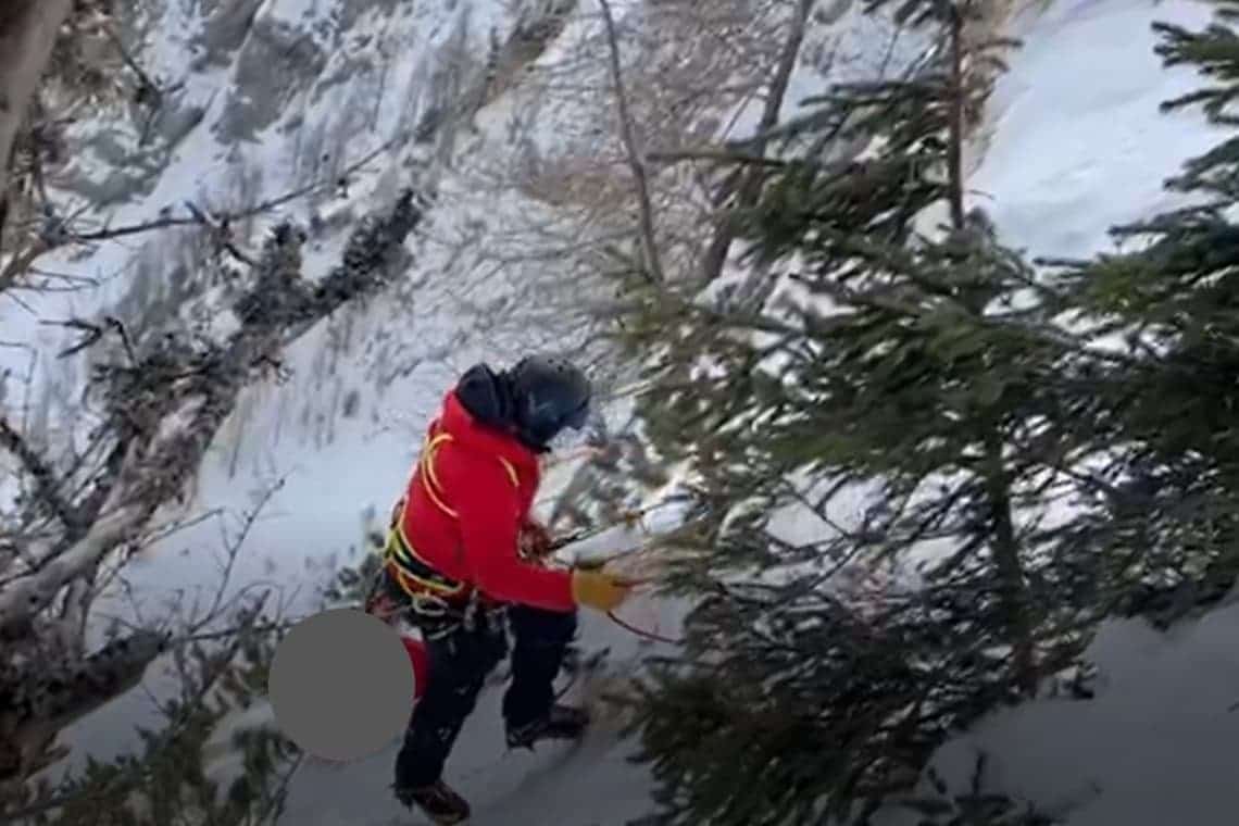 Video/Corpul alpinistei decedate în Bucegi a fost extras de pe munte de salvamontiști, cu ajutorul elicopterului MAI