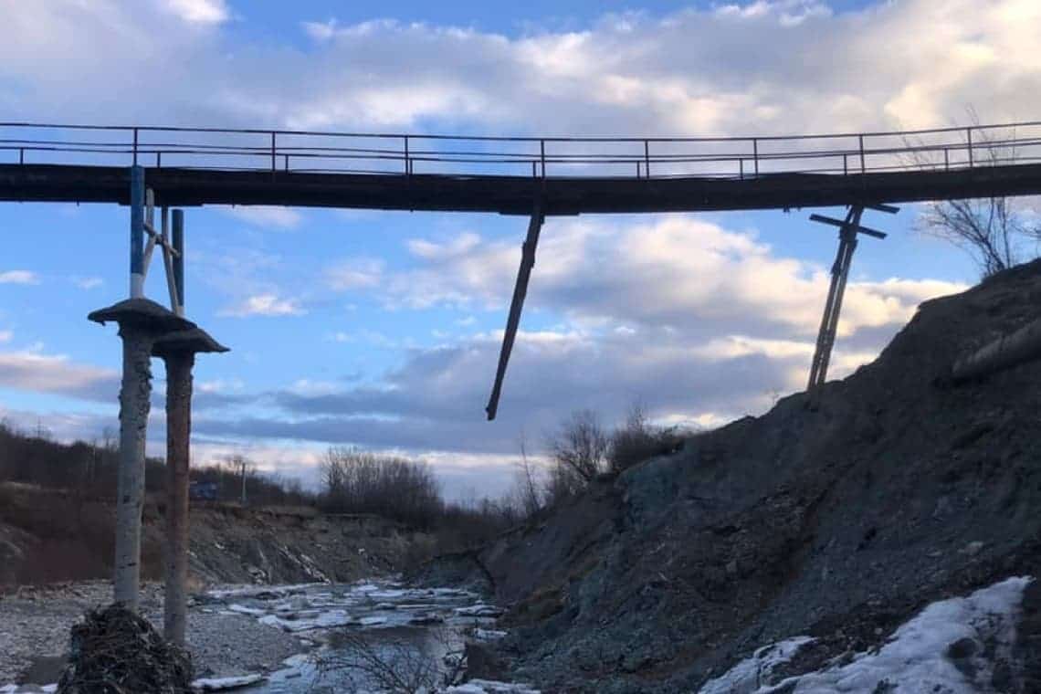 Pilonii unei punți pietonale din Breaza s-au rupt. S-a interzis accesul pe pasarelă