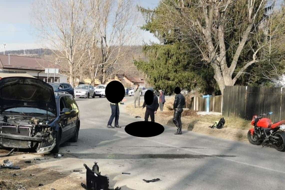 Un motociclist de 19 ani a intrat într-o mașină, la Coțofenești, după ce a derapat. Tânărul a fost transportat la spital