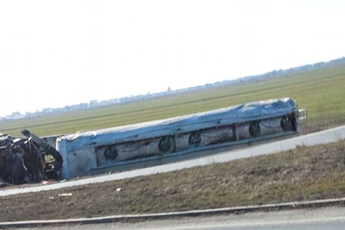 Video/O cisternă cu motorină s-a răsturnat lângă Centura de Vest a Ploieștiului. Pericol de explozie!