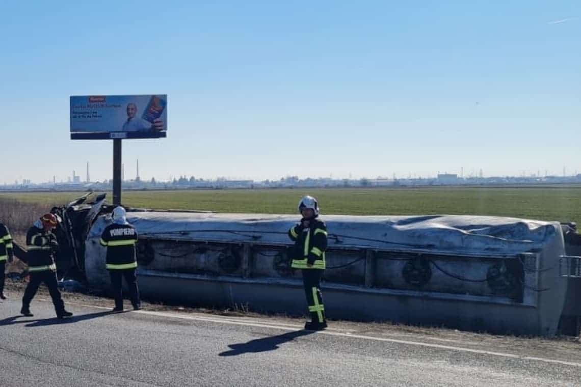 Autocisterna răsturnată lângă Ploiești, înmatriculată în Republica Moldova