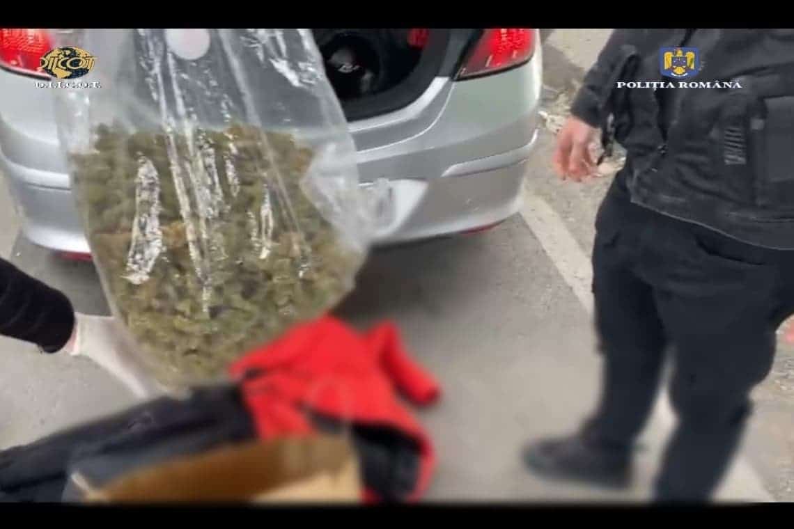 Trei prahoveni, prinși cu un kilogram de canabis în portbagajul mașinii. Toți trei au fost reținuți