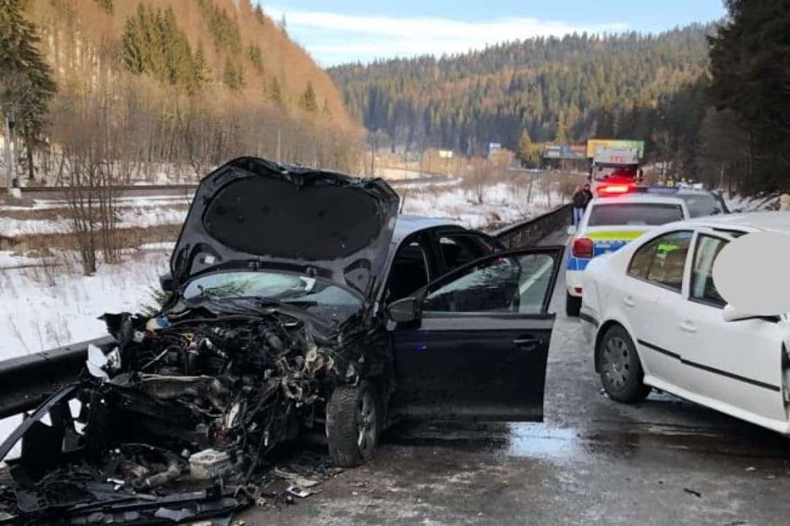 Mașinile implicate în accidentul de la Azuga, grav avariate în urma impactului. Cinci oameni au ajuns la spital