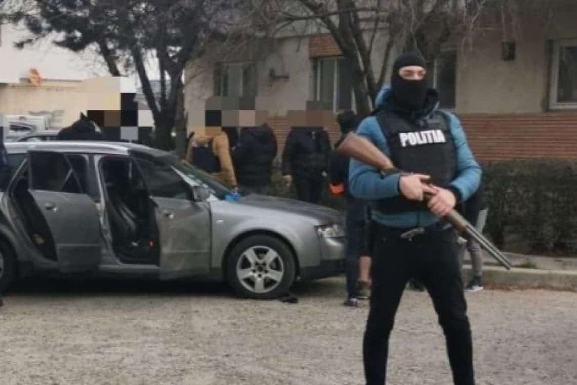 Video/ Spărgători de locuințe dotați și cu stații de emisie-recepție, prinși în flagrant de polițiști