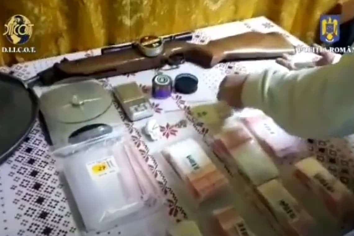 Video/ Traficanți de droguri cu piața de desfacere în Prahova, reținuți de DIICOT Ploiești