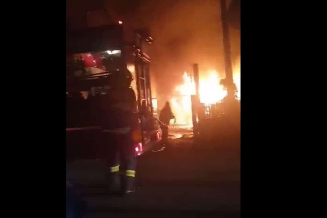 Video/Incendiu violent în comuna Filipeștii de Pădure. În sprijinul pompierilor prahoveni au intervenit și cei din Dâmbovița