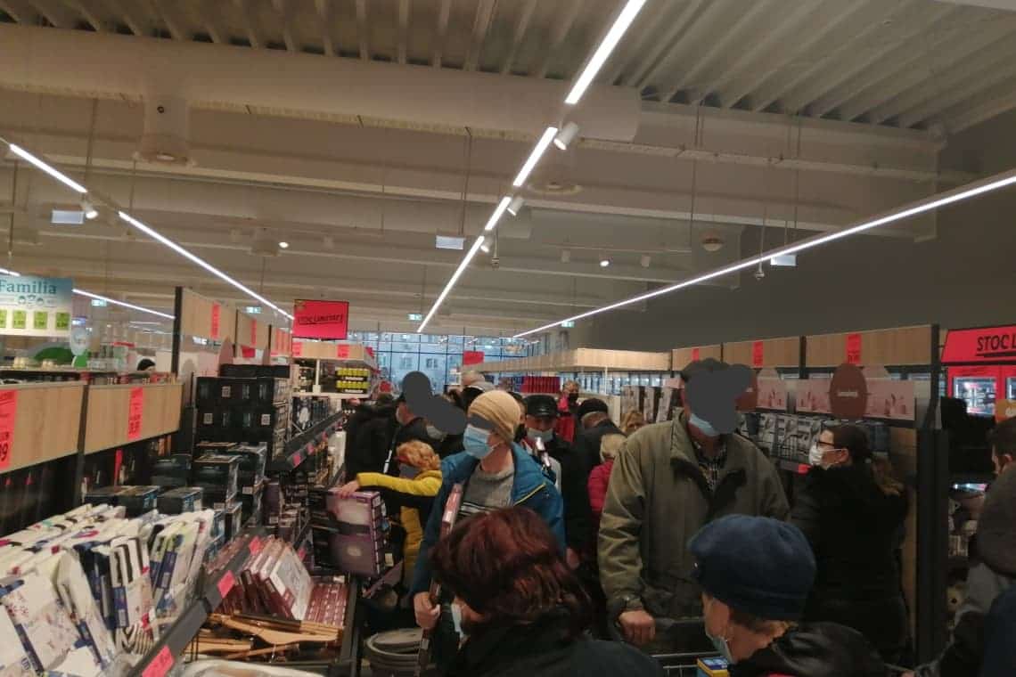 Înghesuială la raioanele cu reduceri, la redeschiderea magazinului Lidl Grădinari, din Ploiești