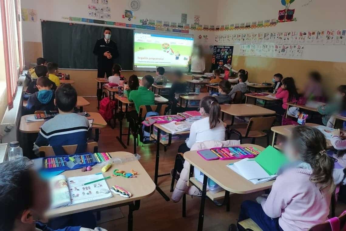 Elevii din Plopeni, față în față cu polițiștii prahoveni. Ce informații au primit 