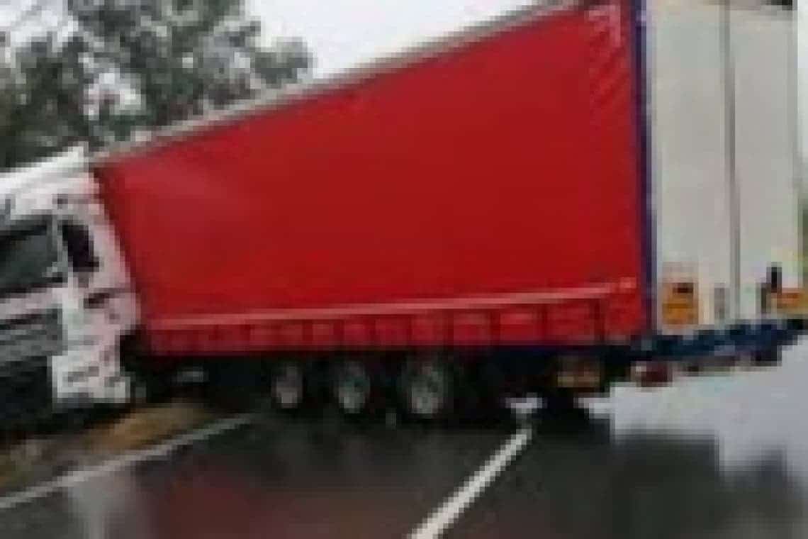 Un TIR a derapat pe DN1 A. Trafic blocat 