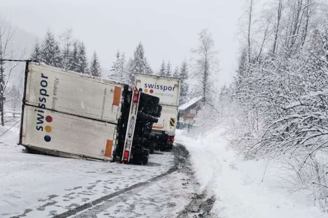 Remorca unui TIR s-a răsturnat și a blocat parțial DN1A, la ieșirea din Cheia spre Brașov