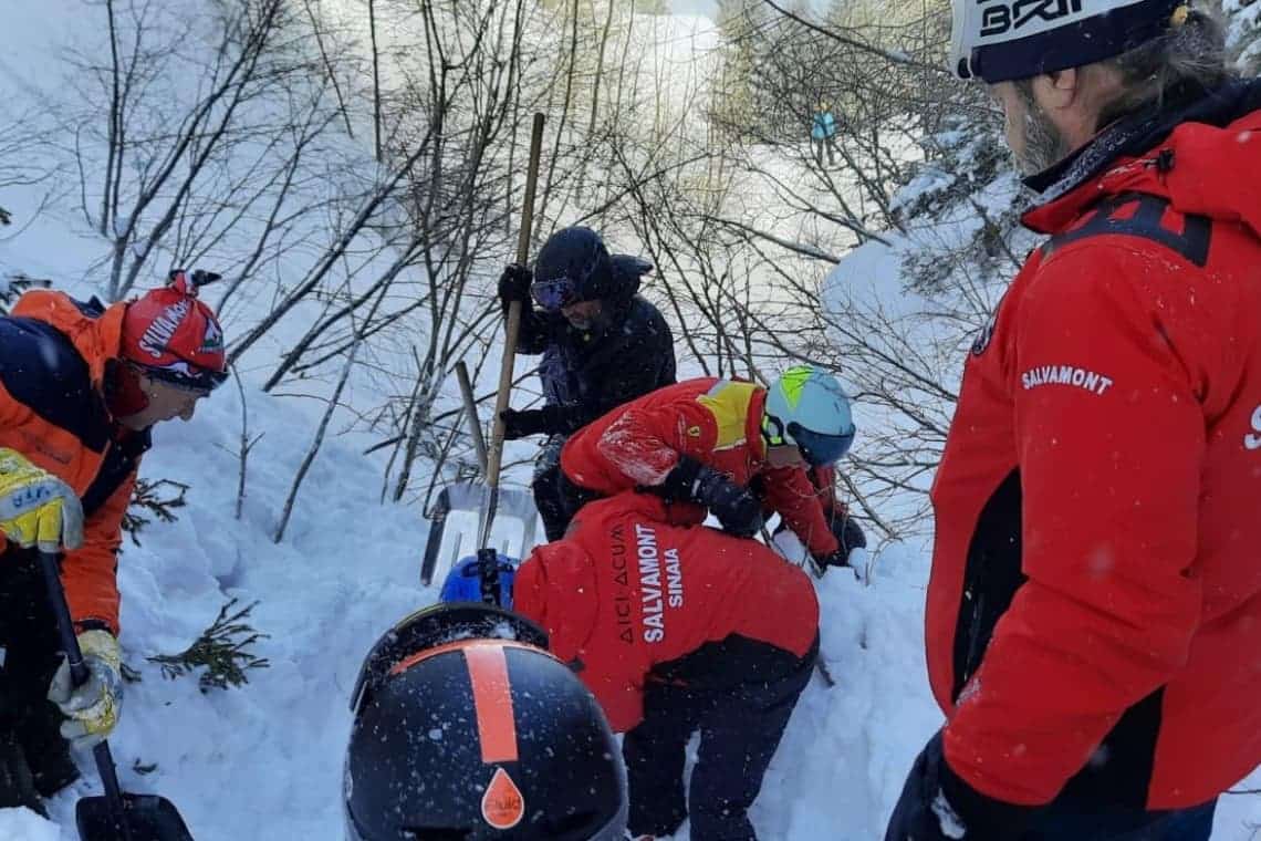 Doi schiori au fost surprinși de o avalanșă, pe o porțiune off-piste din Sinaia. Recomandări ale salvamontiștilor