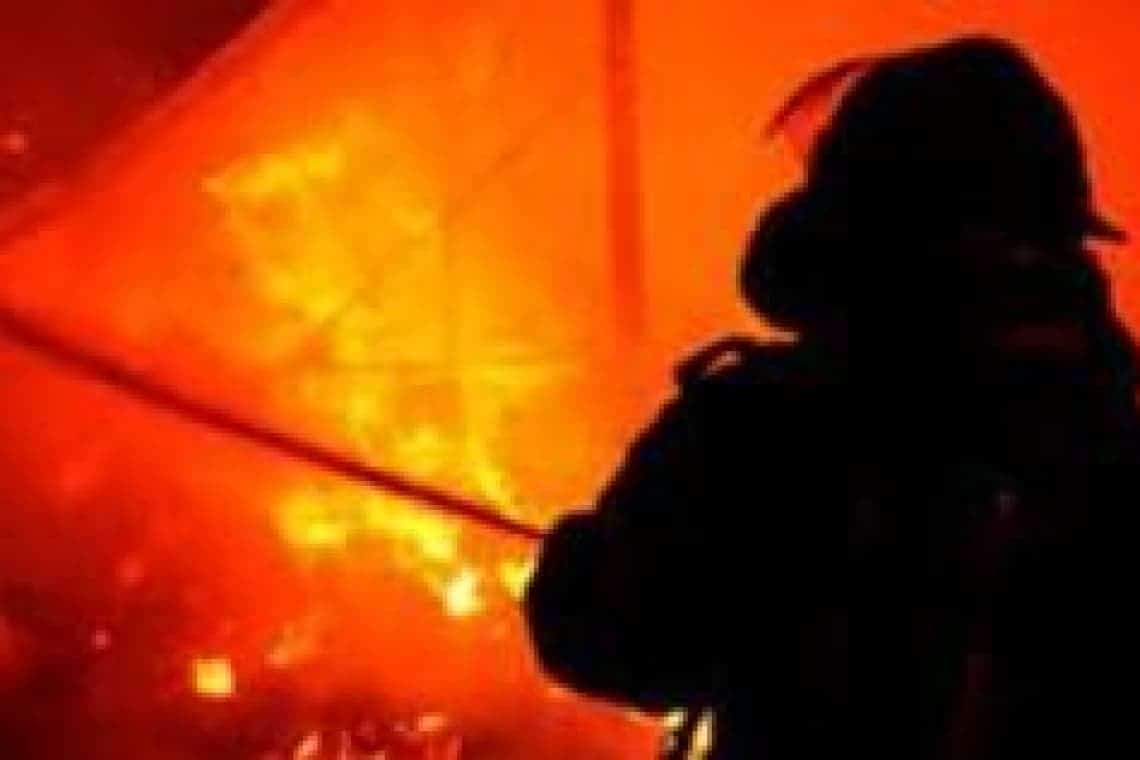 Actualizare/ Incendiu violent în comuna Tinosu. O casă a fost cuprinsă de flăcări