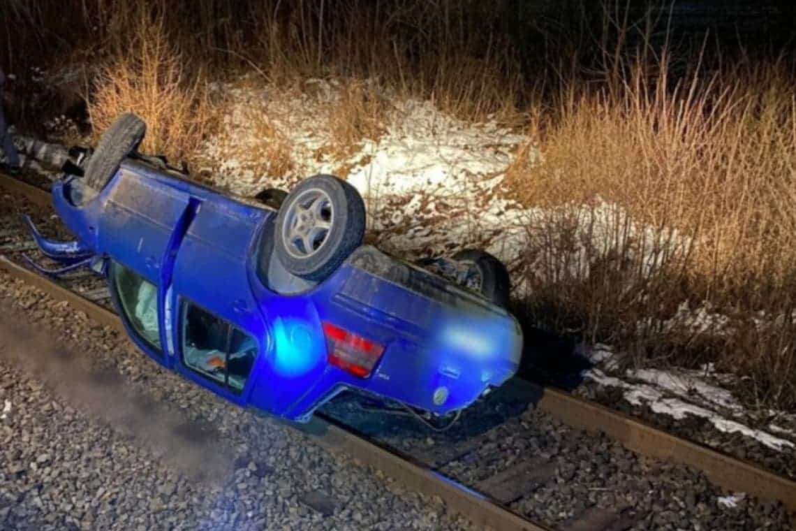 Un tânăr de 23 de ani a scăpat ca prin minune după ce s-a răsturnat cu mașina și a ajuns pe calea ferată!