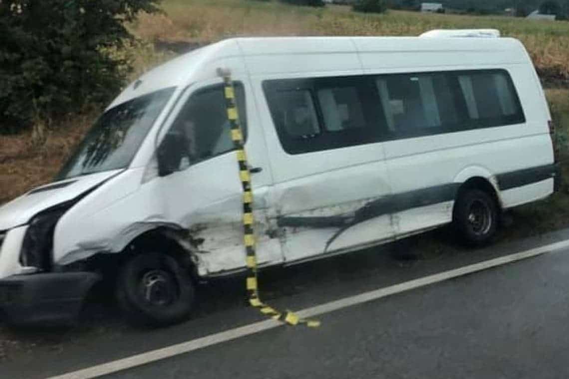 Un  microbuz a părăsit carosabilul și a intrat într-un șanț, la Dumbrava. Șoferul a decedat
