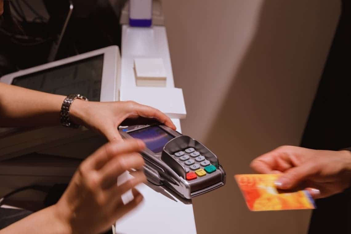 O ploieșteancă s-a ales cu dosar penal după ce a folosit la cumpărături un card găsit într-un magazin