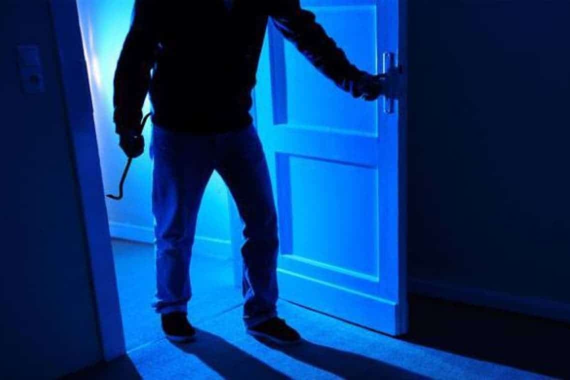 Bătrână din Bușteni, amenințată în propria-i casă de un tâlhar. Bărbatul a furat 100 de lei din locuința octogenarei