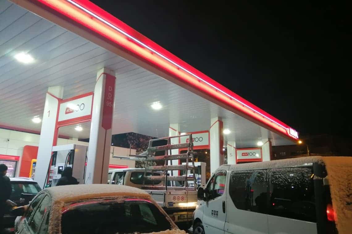 Ce spun pompierii despre pericolul depozitării carburanților în pungi de plastic, pubele sau damigene