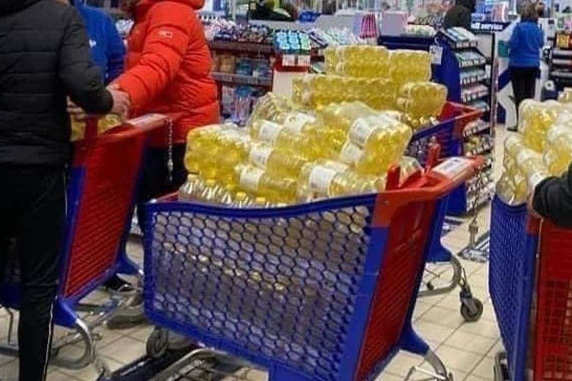Noua isterie de pe piață - golirea rafturilor de ulei! Președintele ANPC: “Cumpărați rațional!“