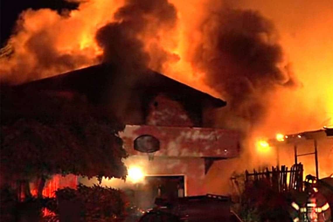 Flăcările au cuprins și a doua casă, în incendiul de la Ologeni! Pompierii au suplimentat echipajele de intervenție